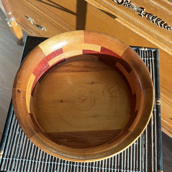 Beautiful footed wood bowl with multiple wood colors - Picture 4 of 9